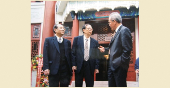 2003年10月10日，时任全国政协副主席王选院士出席计算中心成立四十周年庆典，<br>与原北京大学常务副校长迟惠生、原计算中心主任黄达武亲切交谈